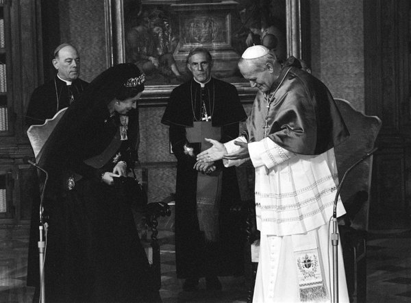 the-queen-and-pope-john-paul-ii